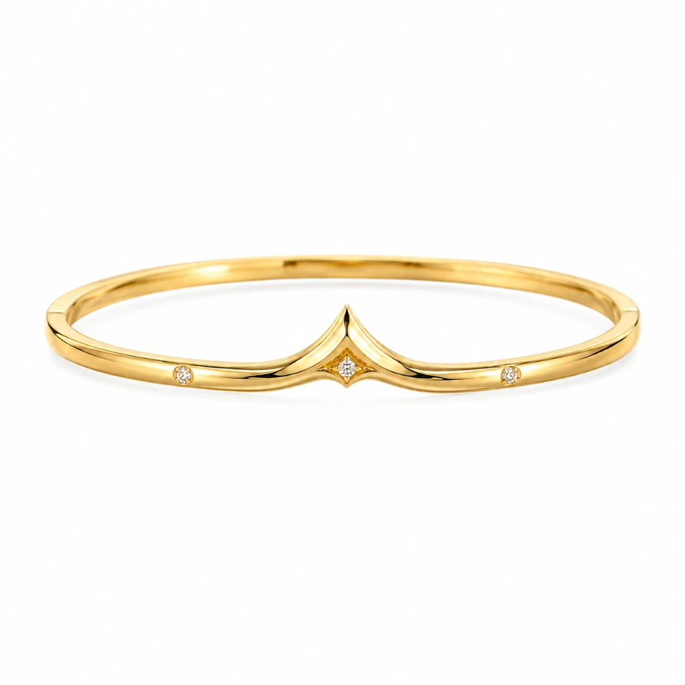 The Chevron Star Bangle — Bangle ramping 2,6 mm · Puncak V · 3 berlian 0,03 ct star-set · Emas 18K