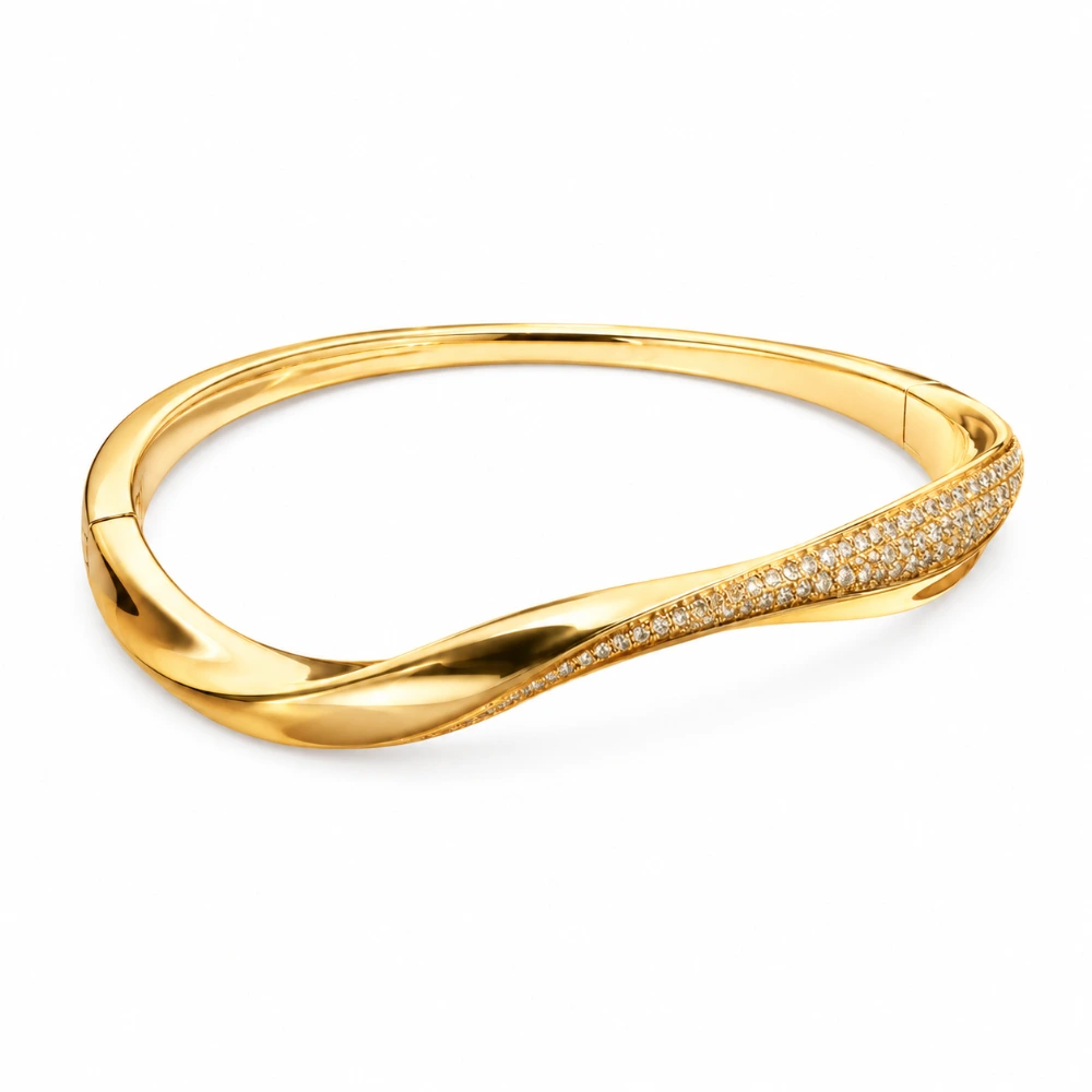 The River Twist Bangle — Bangle puntir 6 mm · Pavé 72 × 0,01 ct pada satu sisi · Emas 18K
