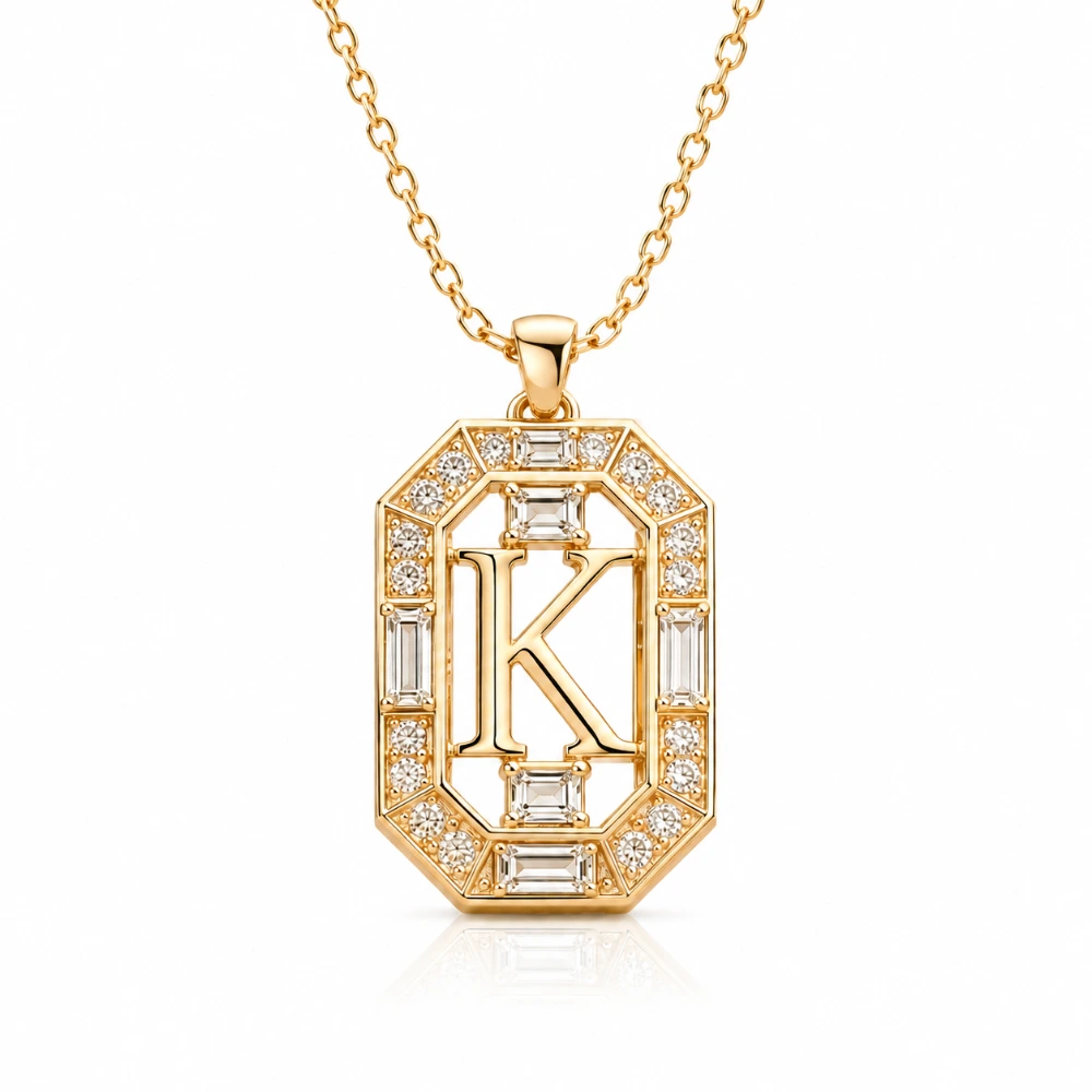 The Initial Tablet Pendant — Tablet 22 mm · Inisial baguette 6 × 0,05 ct · Bingkai 22 × 0,02 ct · Rantai 45 cm · Emas 18K