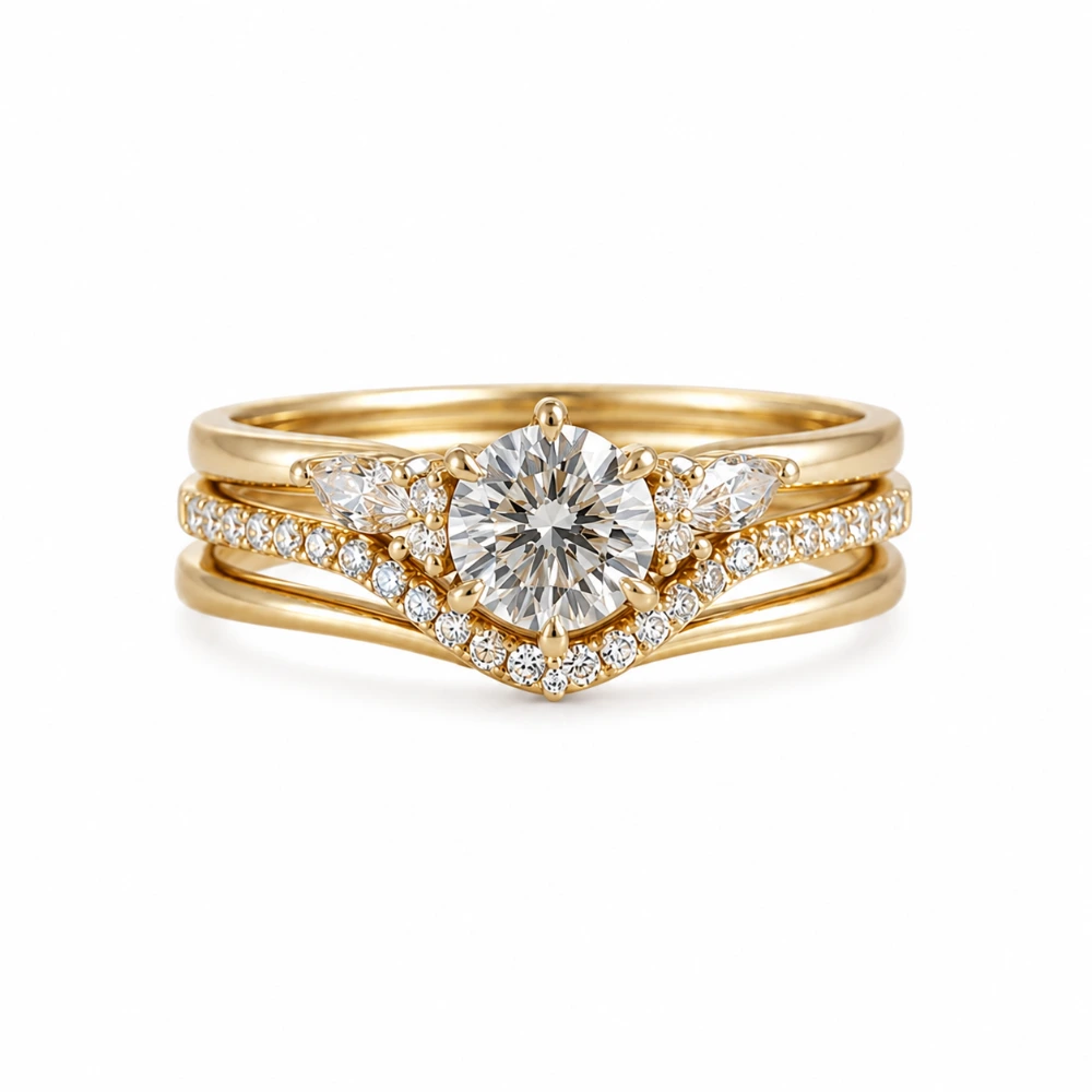 The Round Petal Trio — Set 3 cincin · Round 0,70 ct + 2 marquise 0,10 ct · Band pavé 16 × 0,015 ct · Emas 18K