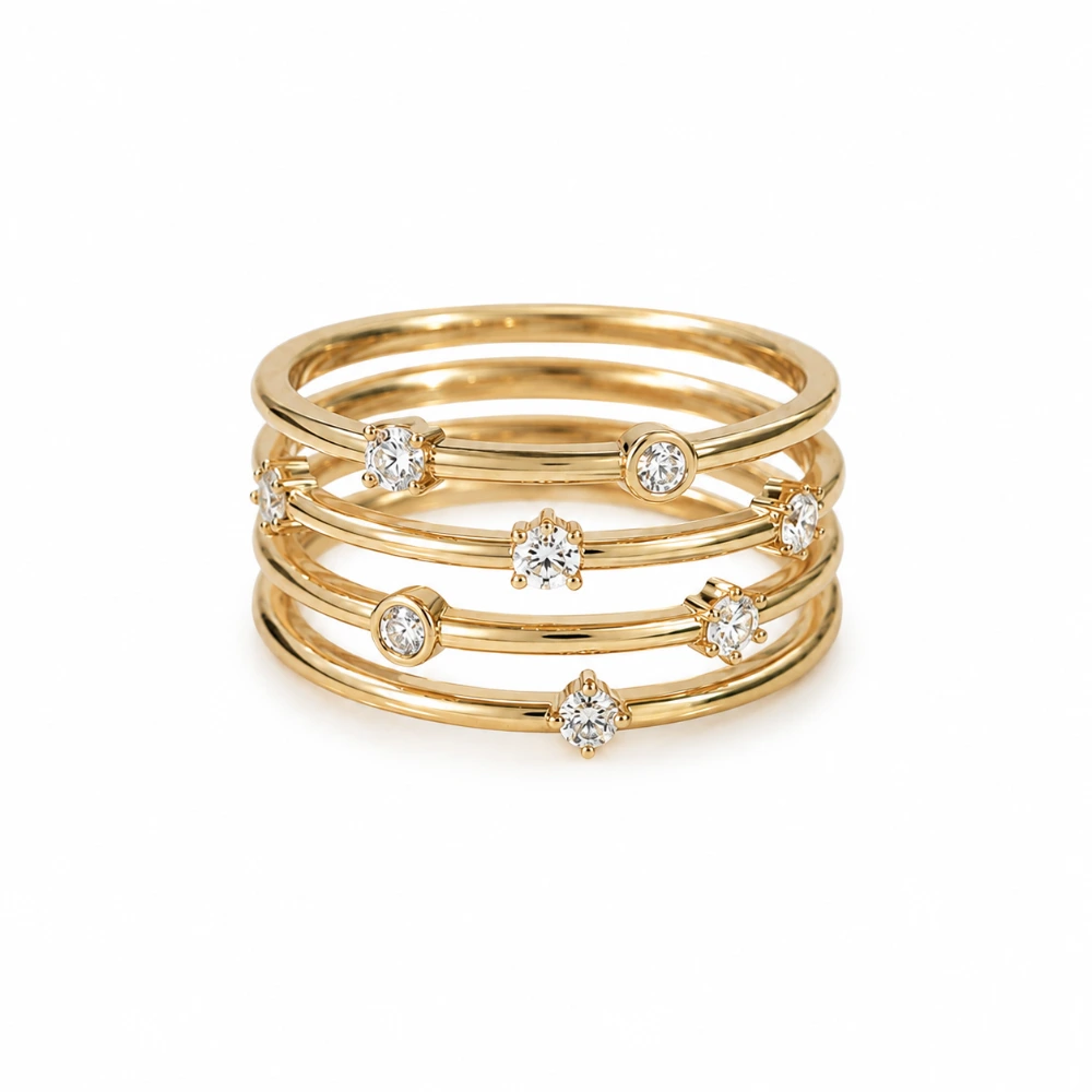 The Scattered Star Stack — Set 4 cincin ramping 1,6 mm · 8 berlian 0,03 ct · Bezel & cakar bergantian · Emas 18K